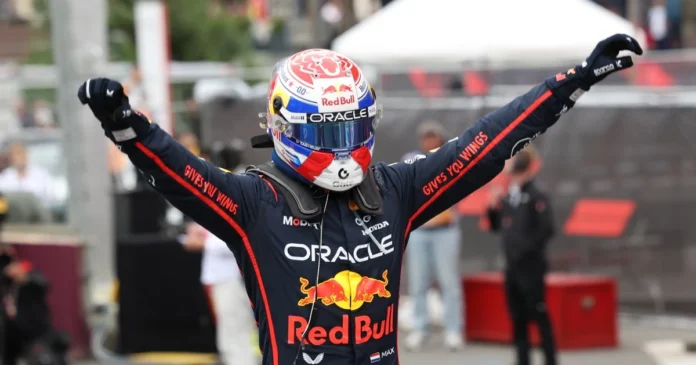 Max Verstappen celebra su victoria en el Gran Premio de Azerbaiyán, donde Carlos Sainz firmó su primer podio con Williams. Foto: EFE