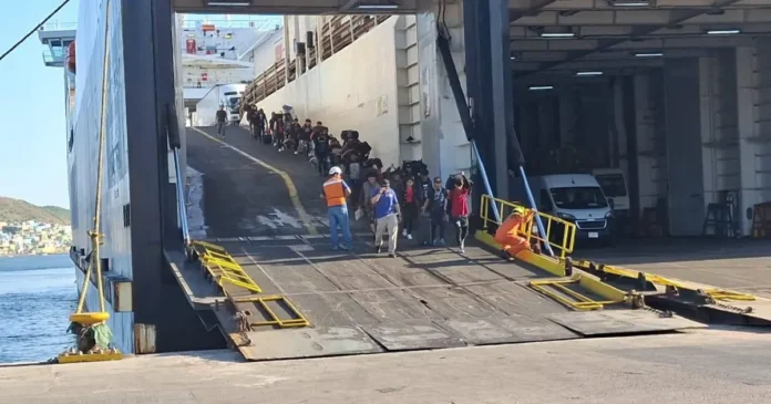Autoridades de Sinaloa interceptaron una embarcación con 28 jóvenes originarios de Chiapas; la Marina descartó un caso de secuestro o trata. Foto: EFE