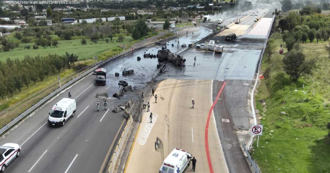 Autoridades controlan el incendio tras la explosión de un camión con diésel en la autopista México-Puebla, que dejó varios heridos. Foto: Guardia Nacional en X