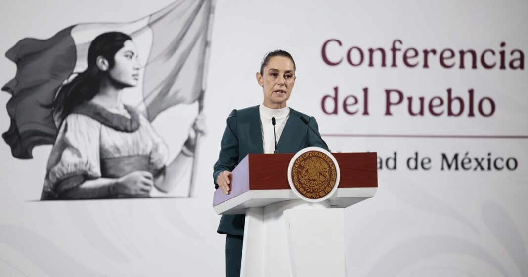 La presidenta Claudia Sheinbaum durante su conferencia en Palacio Nacional, donde anunció que no asistirá a la Cumbre de las Américas en República Dominicana. Foto: EFE