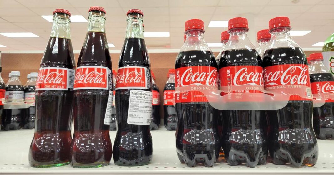 Coca-Cola negó haber amenazado con retirar su patrocinio del Super Bowl por la actuación de Bad Bunny y precisó que no es patrocinadora del evento. Foto: EFE