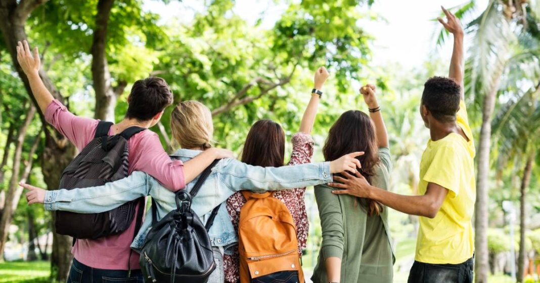 La esperanza de vida mundial subió en 2023, pero un estudio advierte una creciente crisis de mortalidad entre jóvenes en América y África subsahariana. Foto: Freepik IA