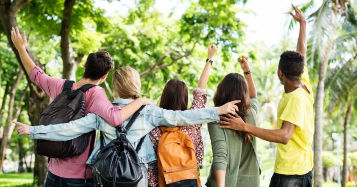 La esperanza de vida mundial subió en 2023, pero un estudio advierte una creciente crisis de mortalidad entre jóvenes en América y África subsahariana. Foto: Freepik IA