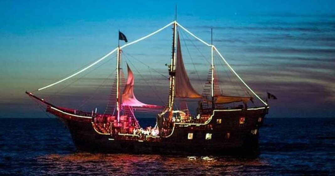 El galeón turístico “Marigalante”, réplica de la Santa María de Cristóbal Colón, se hundió frente a Puerto Vallarta tras una falla en su sistema de achique. Foto: Tomada de X
