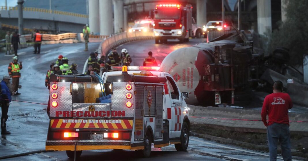 La Fiscalía capitalina concluyó que el exceso de velocidad y la falta de pericia del conductor causaron la explosión del camión de gas en Iztapalapa. Foto: EFE