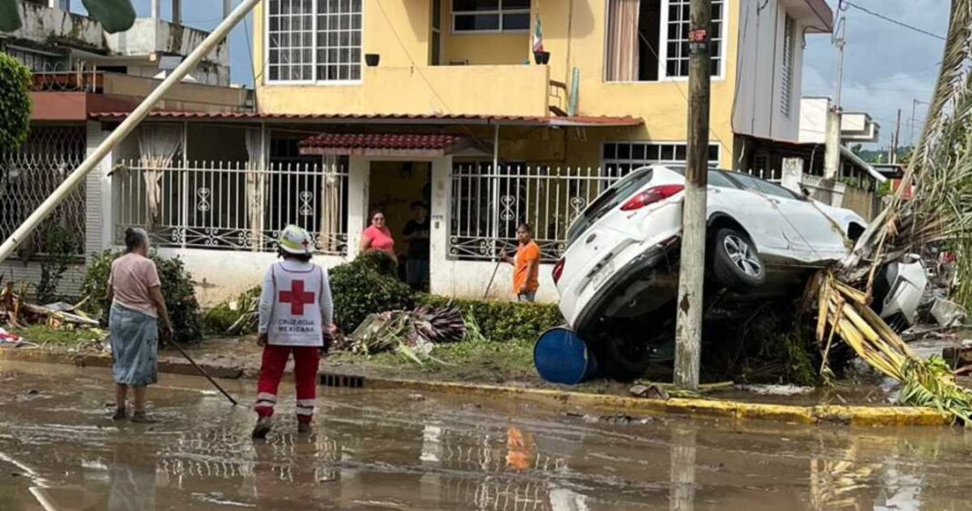 Claudia Sheinbaum informó que cerca de 100 mil viviendas resultaron dañadas por las lluvias en cinco estados del país y anunció apoyos para las familias afectadas. Foto: Cruz Roja