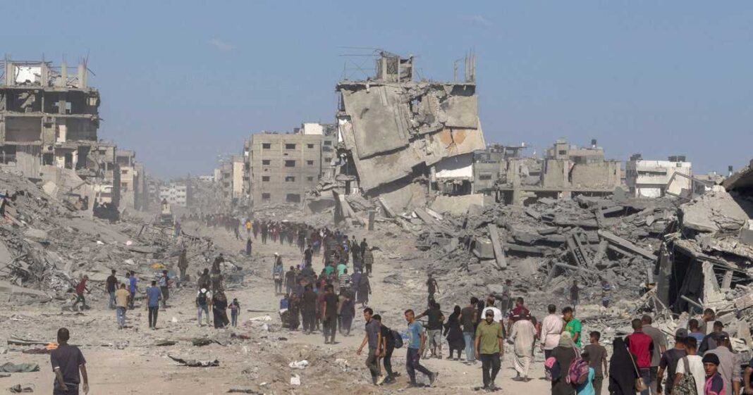 Gazatíes recorren las calles destruidas tras la entrada en vigor del alto el fuego entre Israel y Hamás, el primero en varios meses de conflicto. Foto: EFE