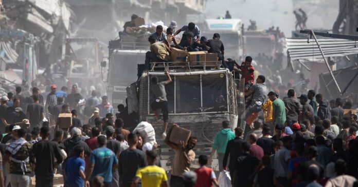 Camiones con ayuda humanitaria cruzan desde Egipto hacia la Franja de Gaza tras la entrada en vigor del alto al fuego entre Israel y Hamás. Foto: EFE