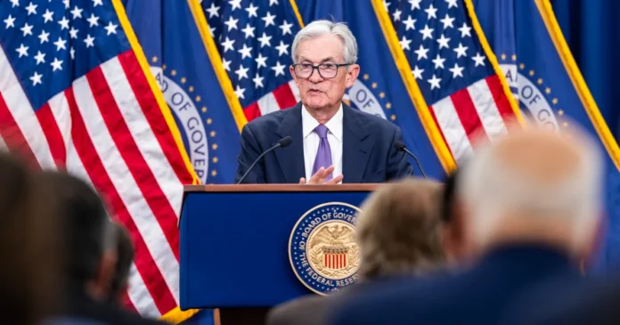 El presidente de la Reserva Federal, Jerome Powell, advirtió que una nueva rebaja de tasas en diciembre “está lejos de estar garantizada”. Foto: EFE