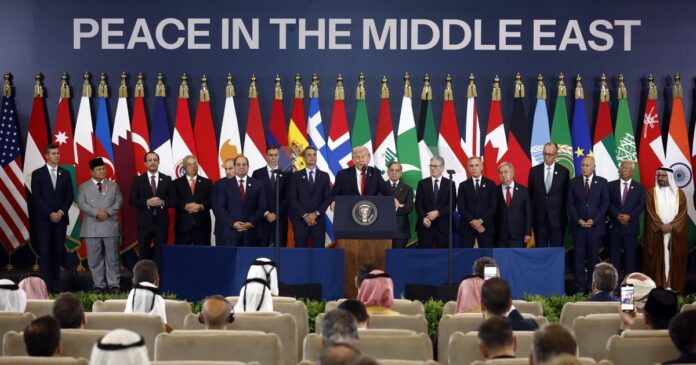Donald Trump, junto a los líderes de Egipto, Turquía y Catar, firma en Sharm el Sheij el acuerdo que pone fin a dos años de guerra en la Franja de Gaza. Foto: EFE