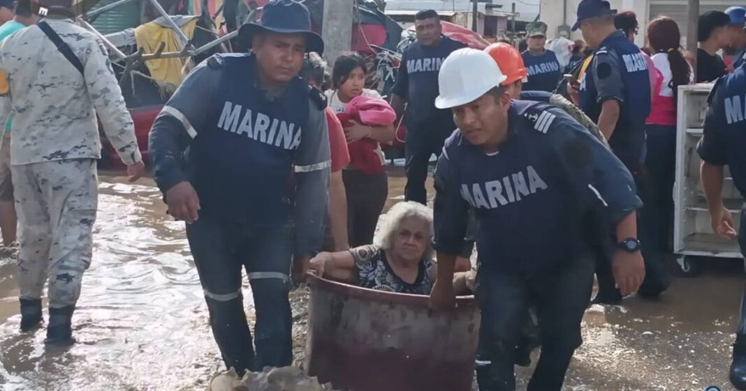 Autoridades de Protección Civil realizan labores de rescate en Veracruz tras las intensas lluvias que dejaron 44 muertos y daños en 139 municipios. Foto: Semar