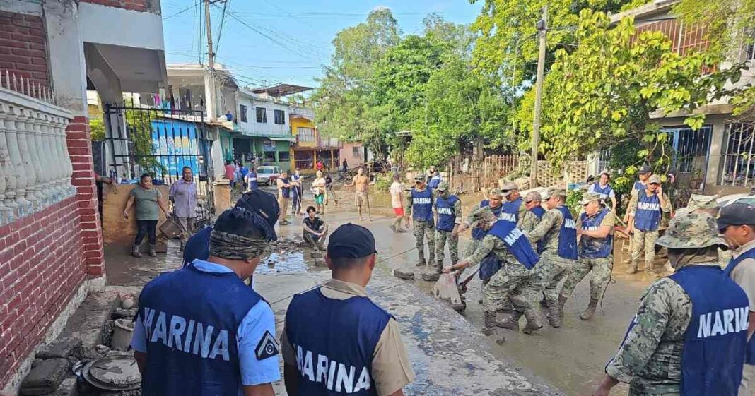 La presidenta Claudia Sheinbaum informó que las lluvias torrenciales dejaron 64 muertos y 65 desaparecidos en cinco estados del centro del país. Foto: Semar