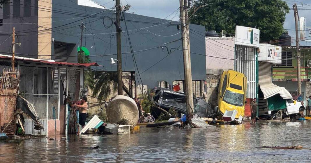 Elementos del Ejército y Protección Civil trabajan en zonas afectadas por las lluvias en México, que han dejado más de 40 muertos y 27 desaparecidos. Foto: EFE
