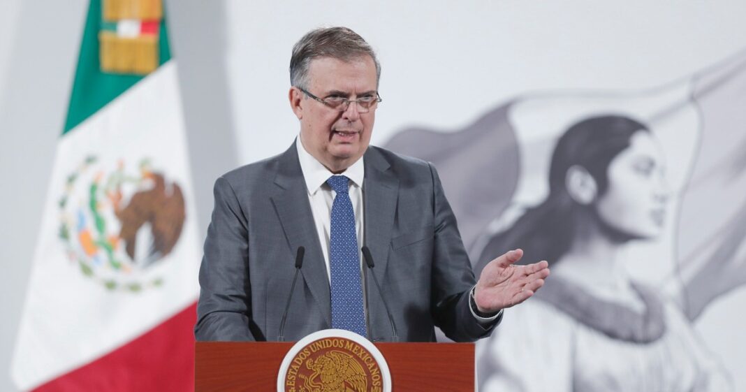 El secretario de Economía, Marcelo Ebrard, habla en una rueda de prensa, en el Palacio Nacional de Ciudad de México (México). Imagen de archivo. EFE/ Isaac Esquivel
