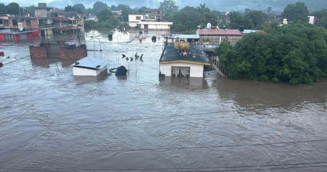 Las intensas lluvias en México dejaron dos fallecidos y graves afectaciones en más de 30 estados, con miles de viviendas dañadas y carreteras bloqueadas. Foto: Tomada de X