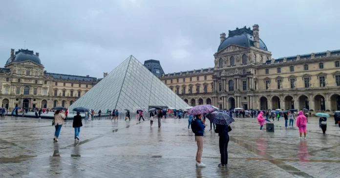 La policía acordonó el acceso al Museo del Louvre tras el robo de joyas de valor histórico en la galería Apolo; el recinto permanecerá cerrado todo el día. Foto: EFE