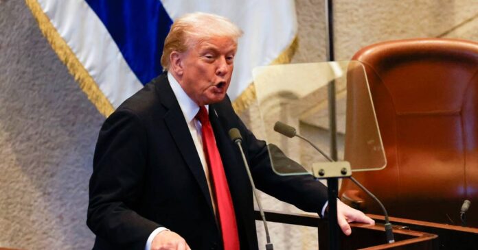 Donald Trump durante su discurso en la Knéset, donde presidió la liberación de rehenes israelíes y prisioneros palestinos como parte del acuerdo de paz. Foto: EFE