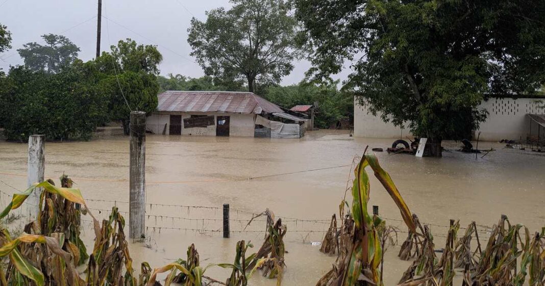 Las fuertes lluvias e inundaciones en México dejaron al menos 23 muertos y ocho desaparecidos, con Veracruz y Puebla entre los estados más afectados. Foto: EFE