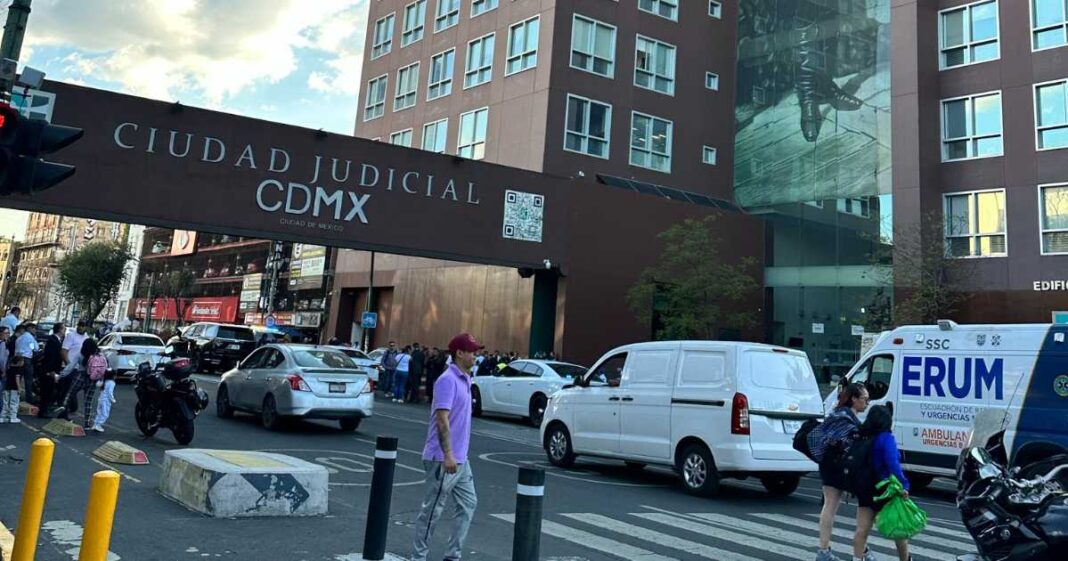 La Secretaría de Seguridad Ciudadana informó que un abogado murió tras ser baleado frente a Ciudad Judicial en la CDMX; el agresor fue detenido. Foto: Tomada de X