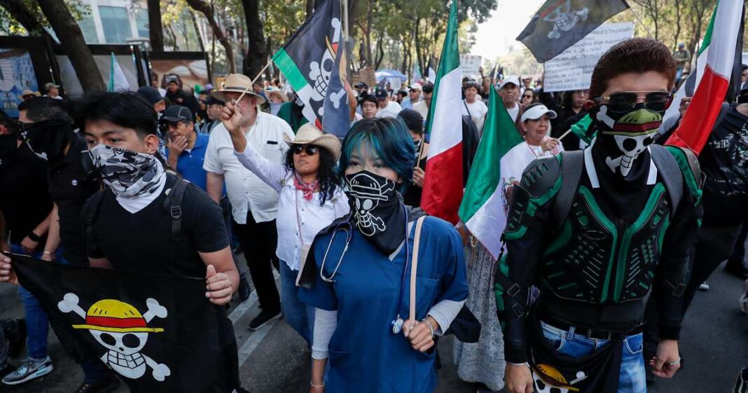 Manifestantes de la ‘Generación Z’ avanzan por Paseo de la Reforma en Ciudad de México, con fuerte presencia policial y escasa participación. Foto: EFE
