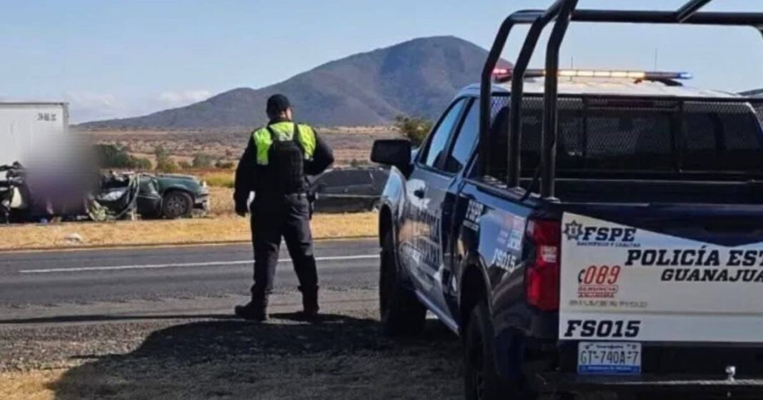 Autoridades de Guanajuato investigan el accidente en la carretera León-Salamanca que dejó nueve jornaleros muertos y dos heridos. Foto: Tomada de X