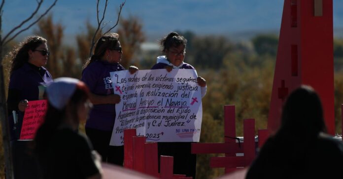 Madres de mujeres asesinadas y desaparecidas recorren Ciudad Juárez en caravana para exigir justicia y recordar a sus hijas víctimas de feminicidio. Foto: EFE
