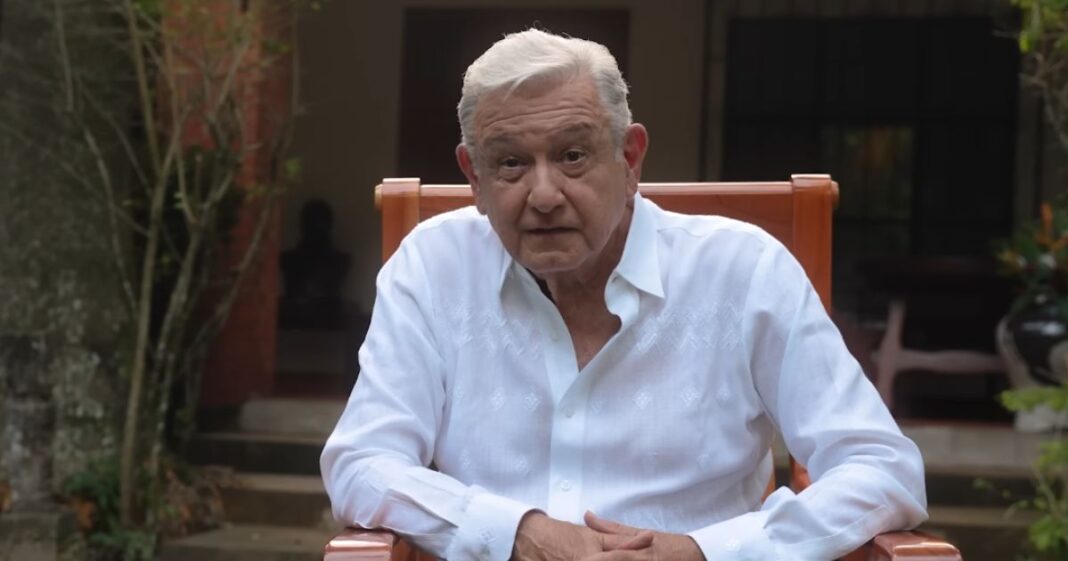 Andrés Manuel López Obrador en su rancho La Chingada durante el vídeo donde presentó su libro ‘Grandeza’ y respaldó a Claudia Sheinbaum. Foto: Tomada de YouTube