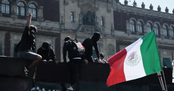 Manifestantes vestidos de negro durante una marcha en CDMX, característicos del bloque negro por su vestimenta y acciones directas. Foto: EFE