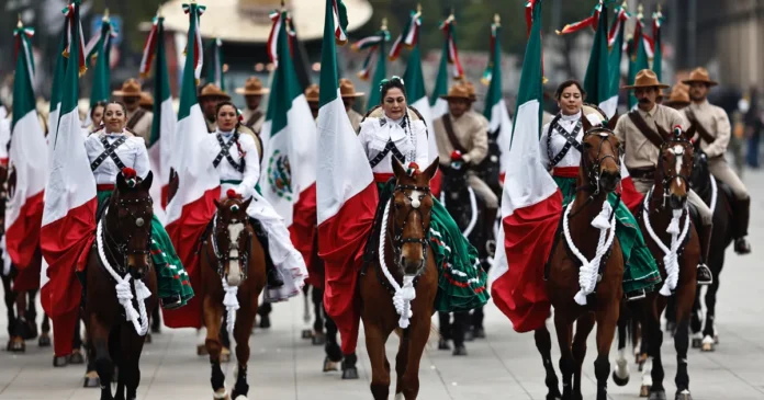 Militares con trajes típicos desfilan durante el 114 Aniversario del inicio de la Revolución Mexicana en la Plaza de la Constitución, en Ciudad de México. Foto: EFE, archivo