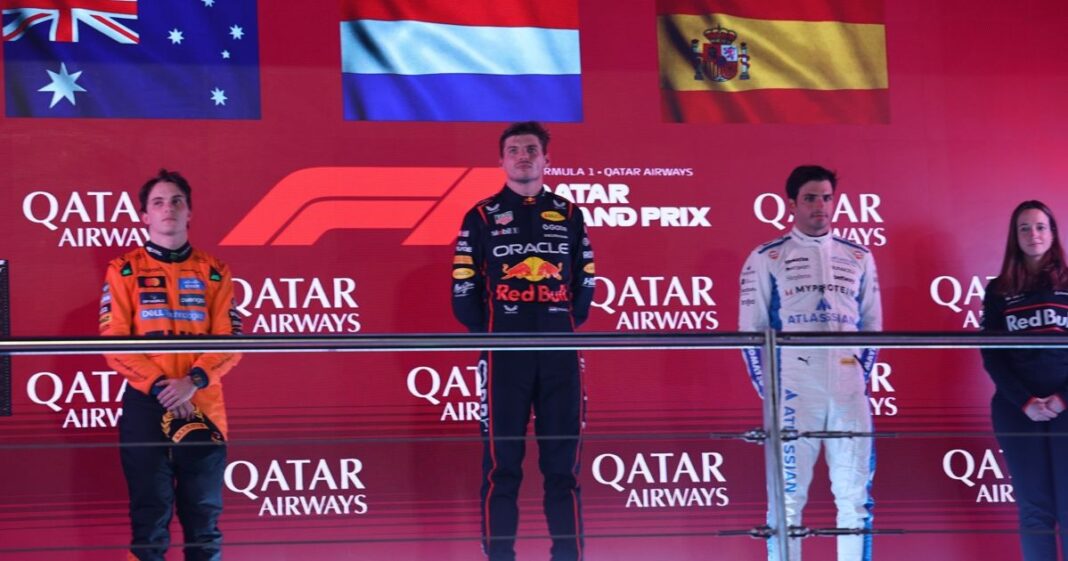 Max Verstappen celebra su victoria en Catar, mientras Carlos Sainz asegura un valioso tercer puesto en el podio. Foto: EFE