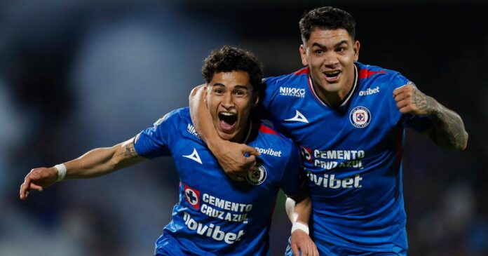 Jugadores de Cruz Azul celebran el gol decisivo ante Chivas que les dio el pase a las semifinales del torneo Apertura 2025. Foto: EFE