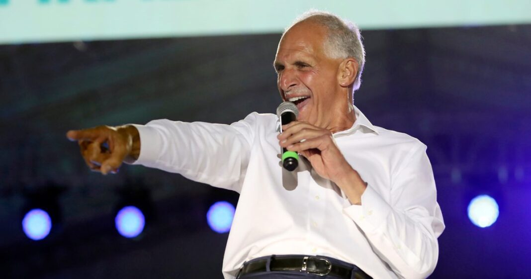 El candidato a la presidencia de Honduras, Nasry Asfura, habla durante un evento de cierre de campaña del Partido Nacional en Tegucigalpa, Honduras. Foto: EFE