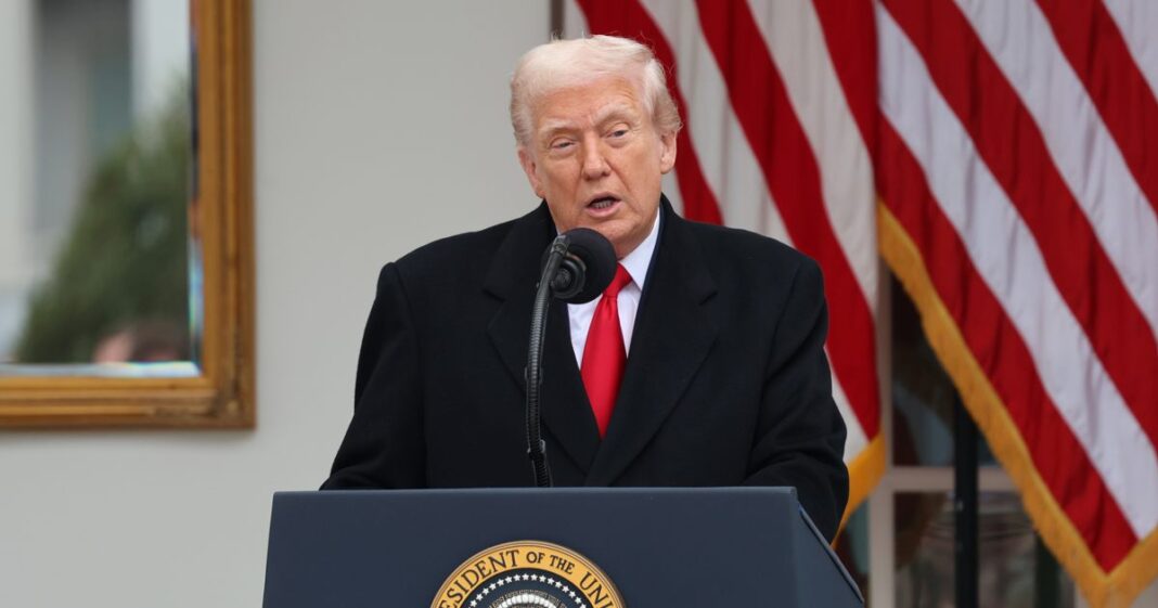 El presidente Trump anunció suspensión de asilo, revisión de ‘green cards’ y control de remesas. Además, recortará beneficios fiscales para indocumentados. Foto: EFE, archivo