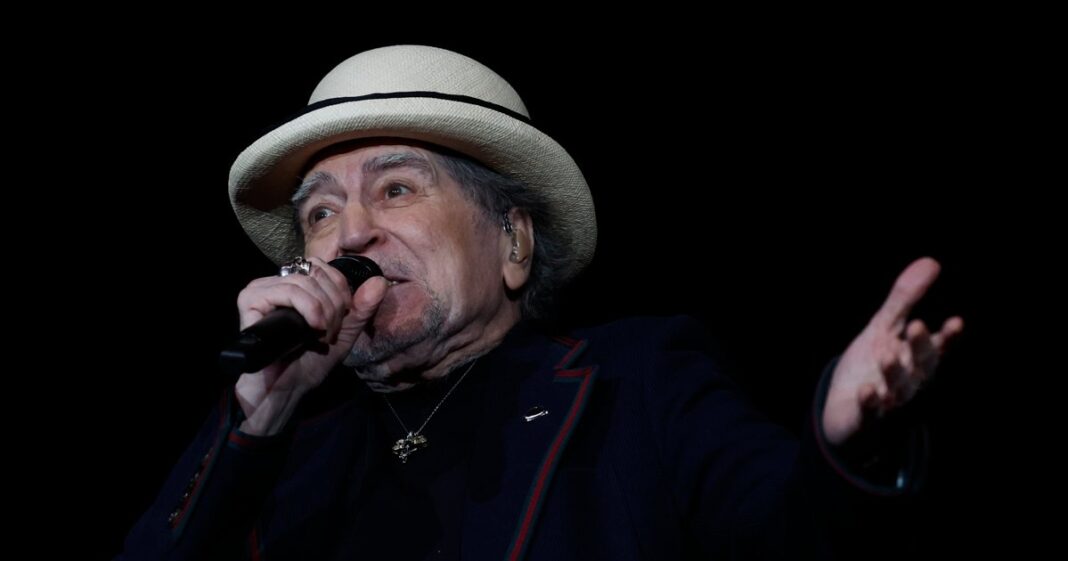 Joaquín Sabina, visiblemente emocionado, durante su último concierto en el Movistar Arena de Madrid, cierre de la gira ‘Hola y adiós’. Foto: EFE