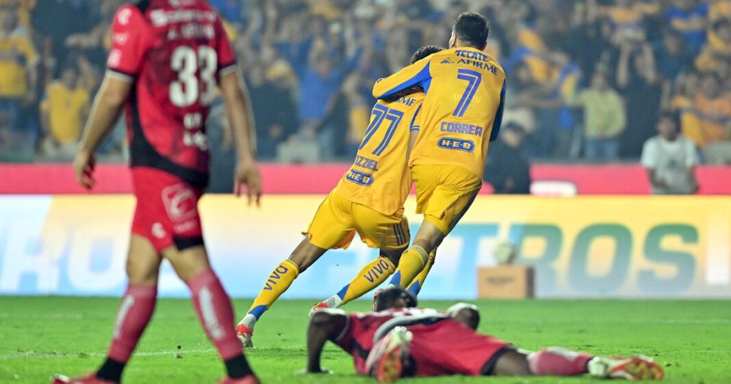 Tigres celebra su clasificación a semifinales tras golear 5-0 a Xolos en el Estadio Universitario, con doblete de Brunetta y dominio total. Foto: EFE