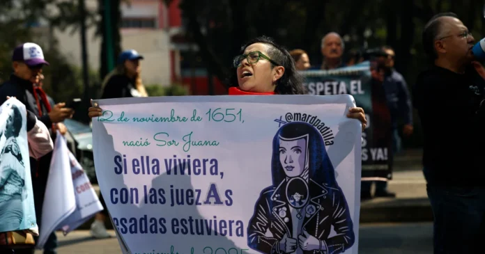 Exjueces cesados marcharon en CDMX para exigir el pago de su indemnización y protestar contra la posible eliminación de pensiones judiciales. Foto: EFE