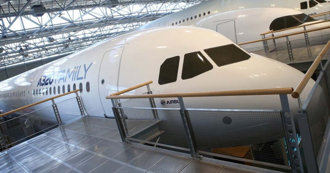 Avión Airbus A320 en pista. La FAA ordenó actualizar el software de control de vuelo para evitar riesgos tras un incidente en EE.UU. Foto: EFE