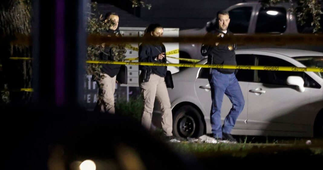 Agentes de policía resguardan el restaurante en Stockton donde ocurrió el tiroteo durante una fiesta de cumpleaños infantil. Foto: EFE