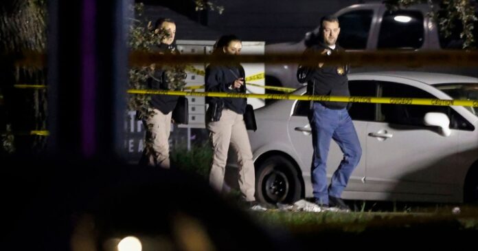 Agentes de policía resguardan el restaurante en Stockton donde ocurrió el tiroteo durante una fiesta de cumpleaños infantil. Foto: EFE