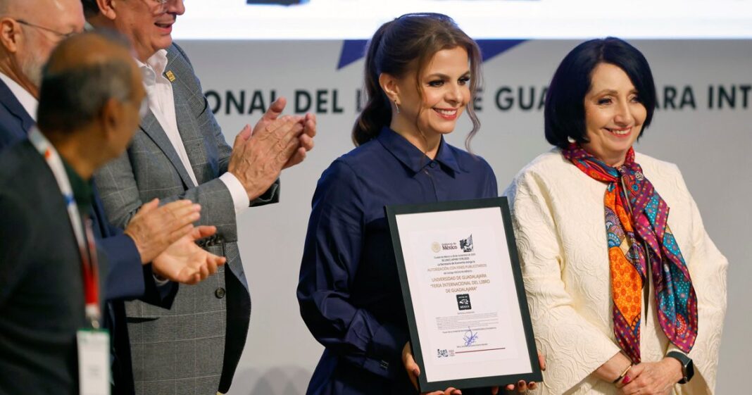 Marcelo Ebrard entrega el sello “Hecho en México” a la FIL Guadalajara durante la inauguración de su edición 2025, con Barcelona como invitada especial. Foto: EFE