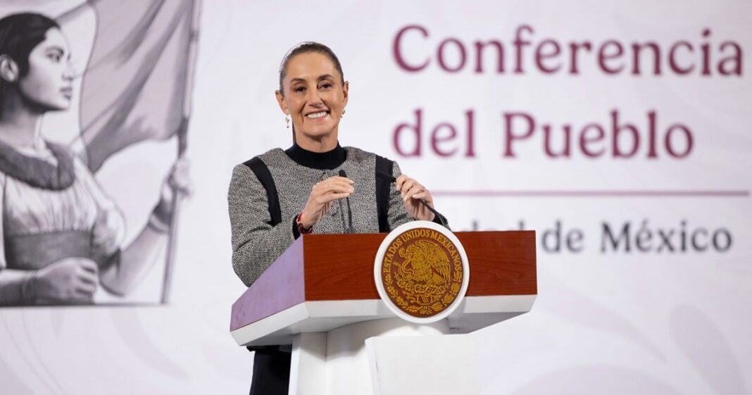 Claudia Sheinbaum durante la conferencia matutina donde confirmó la salida de Alejandro Gertz Manero y su incorporación al servicio diplomático. Foto: EFE