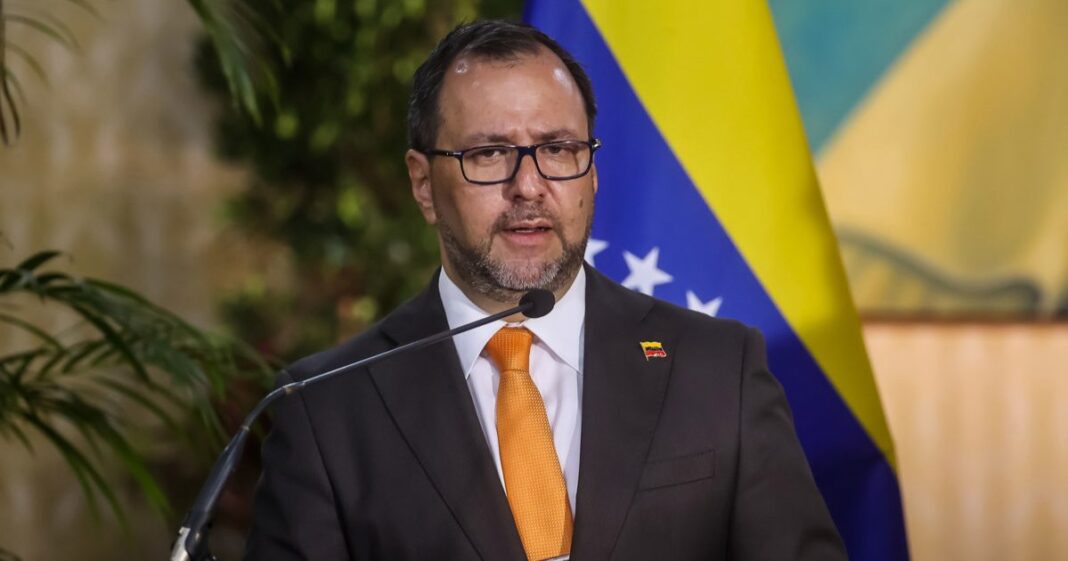 El canciller Yván Gil condena las declaraciones de Trump sobre el espacio aéreo venezolano, calificándolas como una amenaza a la soberanía nacional. Foto: EFE, archivo