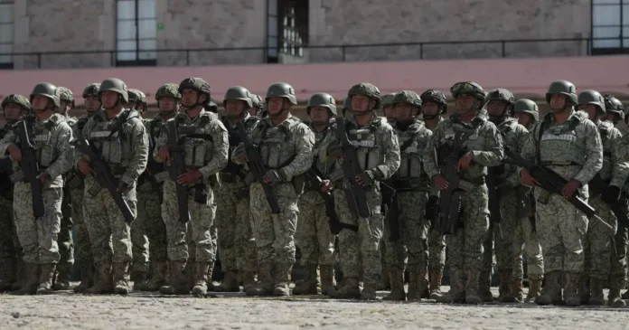 Soldados del Ejército y agentes de la Guardia Nacional llegan a Michoacán como parte del Plan por la Paz y la Justicia del Gobierno federal. Foto: EFE