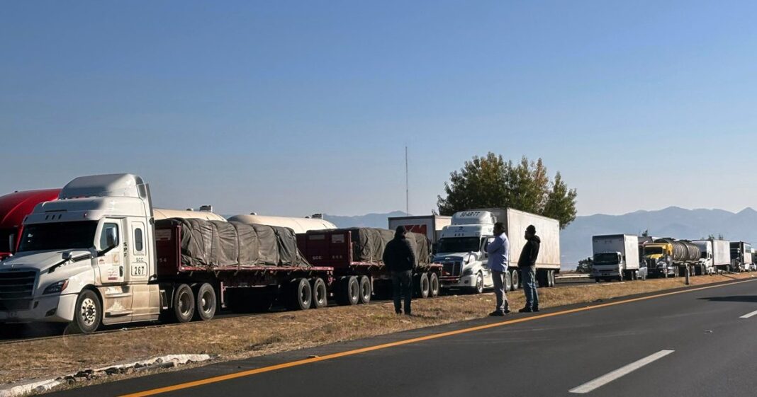 Manifestantes van a retirar bloqueos carreteros tras alcanzar acuerdos con el Gobierno sobre apoyos agrícolas y seguridad en las vías. Foto: EFE
