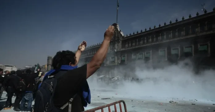 Policías rocían gas lacrimógeno a los integrantes de la marcha ‘Generación Z’ en contra de Claudia Sheinbaum. Foto: EFE