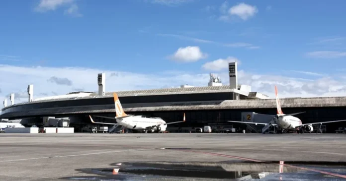 Dos aviones en el aeropuerto internacional Tancredo Neves, también conocido como Aeropuerto Internacional de Confins, en Belo Horizonte, estado de Minas Gerais, Brasil. Foto: EFE