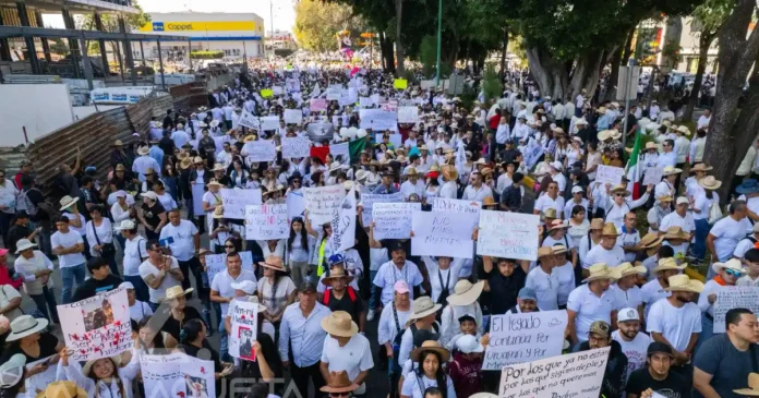 Miles de ciudadanos vestidos de blanco marcharon en Uruapan para exigir paz y justicia tras el asesinato del alcalde Carlos Manzo. Foto: Laclaquetanoticias en X