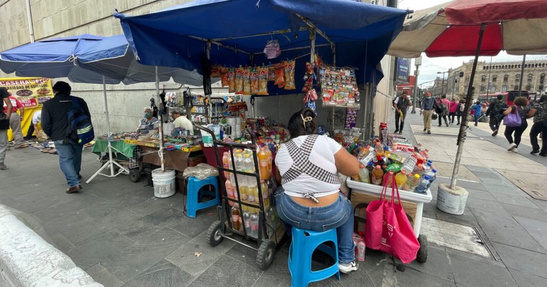 Trabajadores en mercados y micronegocios: la informalidad laboral en México alcanzó 55,4 % en el tercer trimestre de 2025, según cifras del Inegi. Foto: EFE