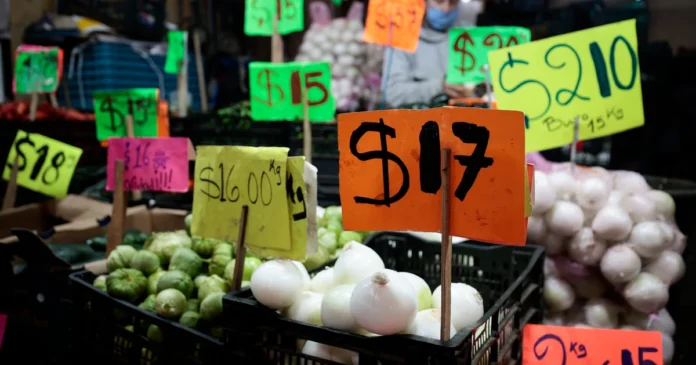 El Inegi informó que la inflación en México alcanzó el 3,61 % interanual en la primera quincena de noviembre, superando las previsiones del mercado. Foto: EFE
