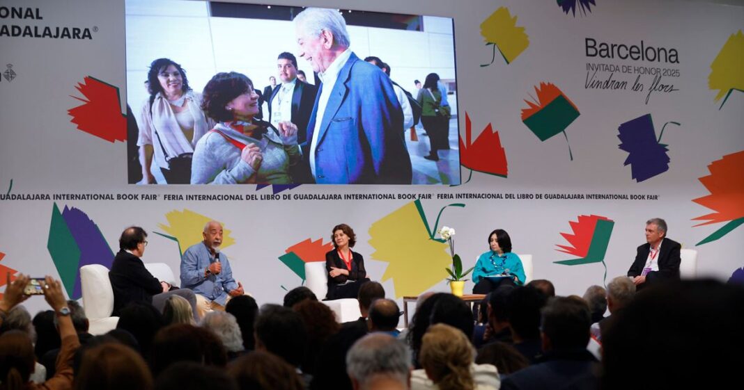 Homenaje a Mario Vargas Llosa en la FIL de Guadalajara, donde se recordó su legado como una “fuente inagotable” de literatura. Foto: EFE